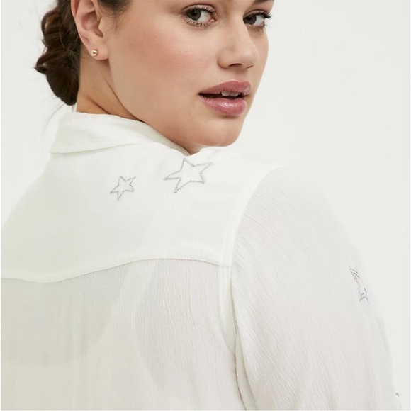 Torrid White / Silver Crinkle Gauze Star Blouse Size 00 Medium NEW - Picture 4 of 6